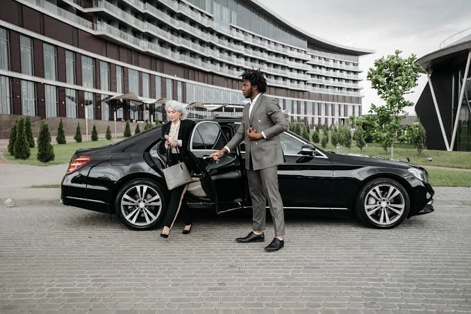 Executive chauffeur vehicle for financial roadshows