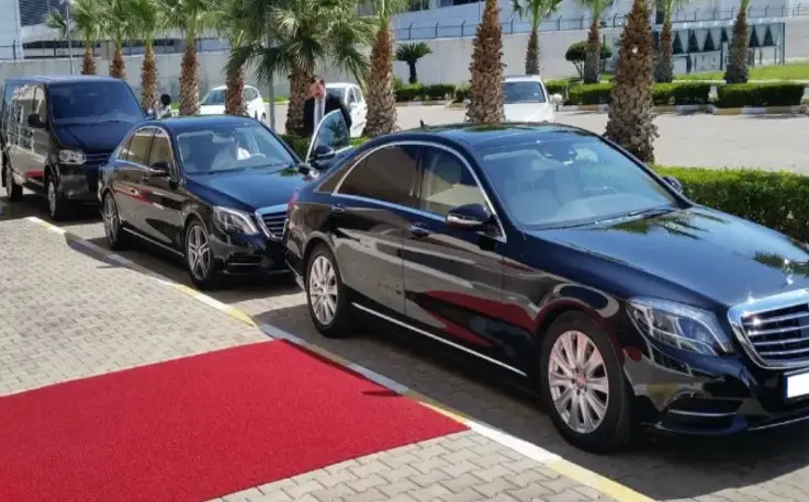 Executive chauffeur vehicle for financial roadshows
